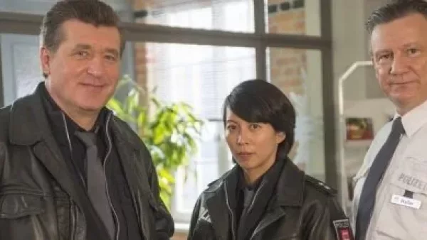 Minh-Khai Phan-Thi geht auf Streife Drehstart für die neunte Staffel der ZDF-Polizeiserie NOTRUF HAFENKANTE