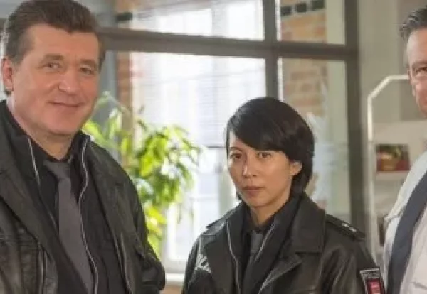 Minh-Khai Phan-Thi geht auf Streife Drehstart für die neunte Staffel der ZDF-Polizeiserie NOTRUF HAFENKANTE