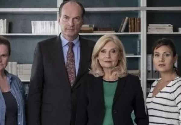 Dramatische Zeiten für DIE KANZLEI: Dreharbeiten zu 13 neuen Folgen beginnen in Hamburg