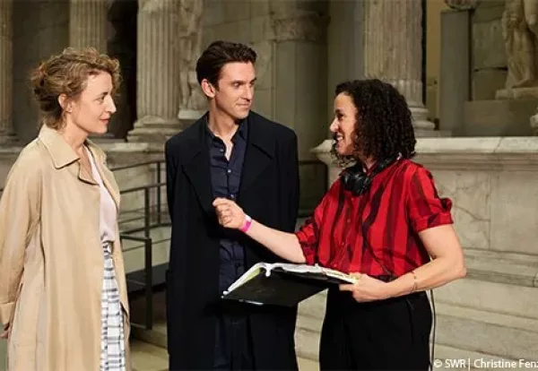 Maren Eggert und Dan Stevens in RomCom der Zukunft