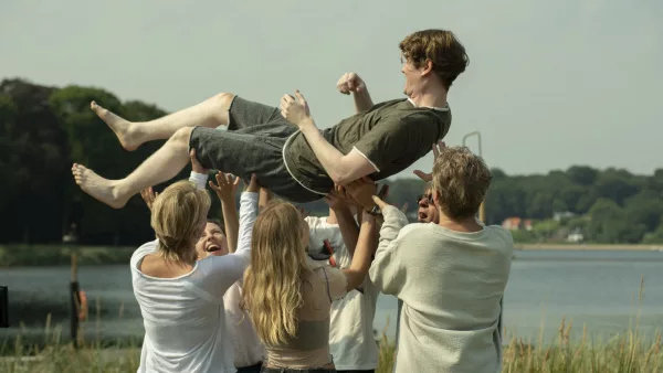 TOD VON FREUNDEN erhält zwei Nominierungen der DEUTSCHEN AKADEMIE FÜR FERNSEHEN 2021