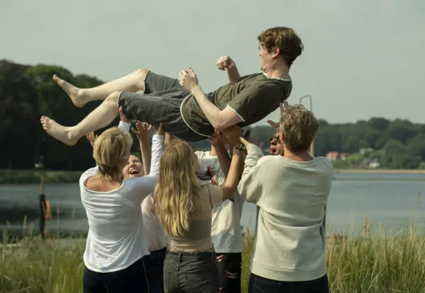 TOD VON FREUNDEN erhält zwei Nominierungen der DEUTSCHEN AKADEMIE FÜR FERNSEHEN 2021