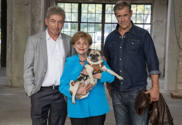 „Tödlicher Dienst-Tag“: MISS MERKEL ermittelt 2024 wieder bei RTL – MORD AUF DEM FRIEDHOF abgedreht